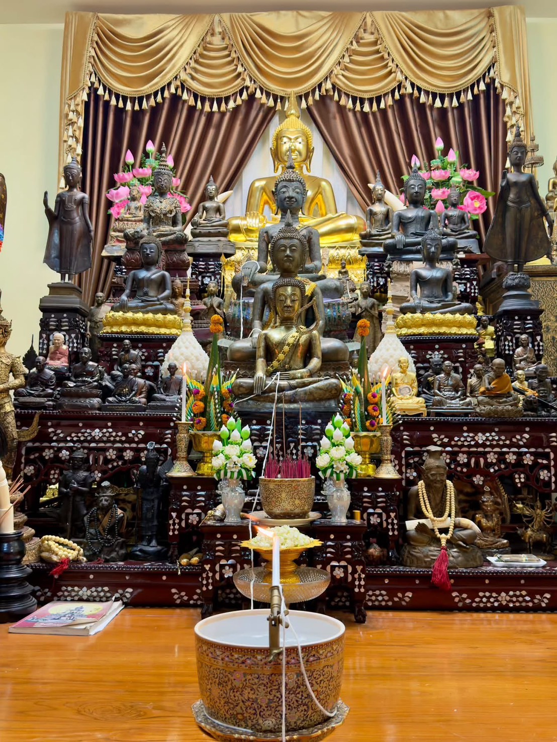 พระสงฆ์เจริญพระพุทธมนต์
