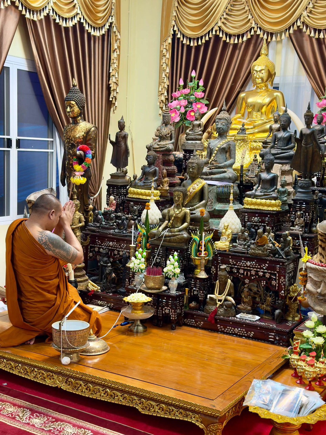 บรรยากาศภายในพิธีเจริญพระพุทธมนต์