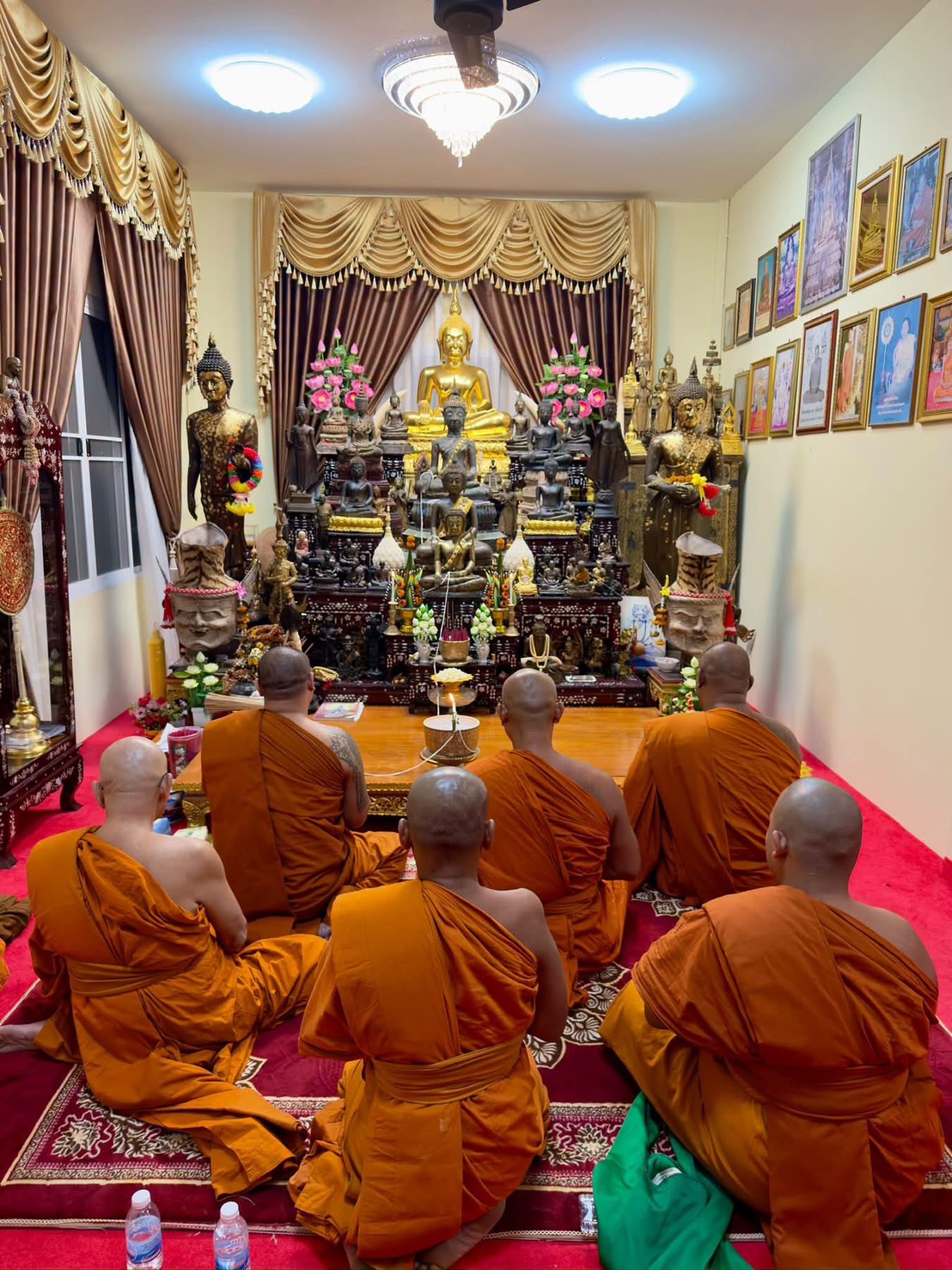 พระสงฆ์เจริญพระพุทธมนต์