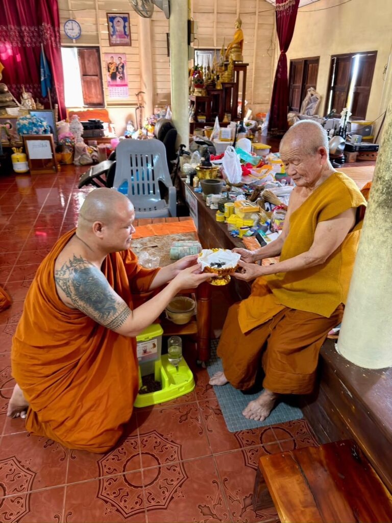หลวงพี่เอ้ วัดดอนทอง เดินทางไปวัดเขาสมิง จ.ตราด ถวายปัจจัยแด่หลวงปู่เตี้ย เพื่อร่วมสร้างซุ้มประตูวัด