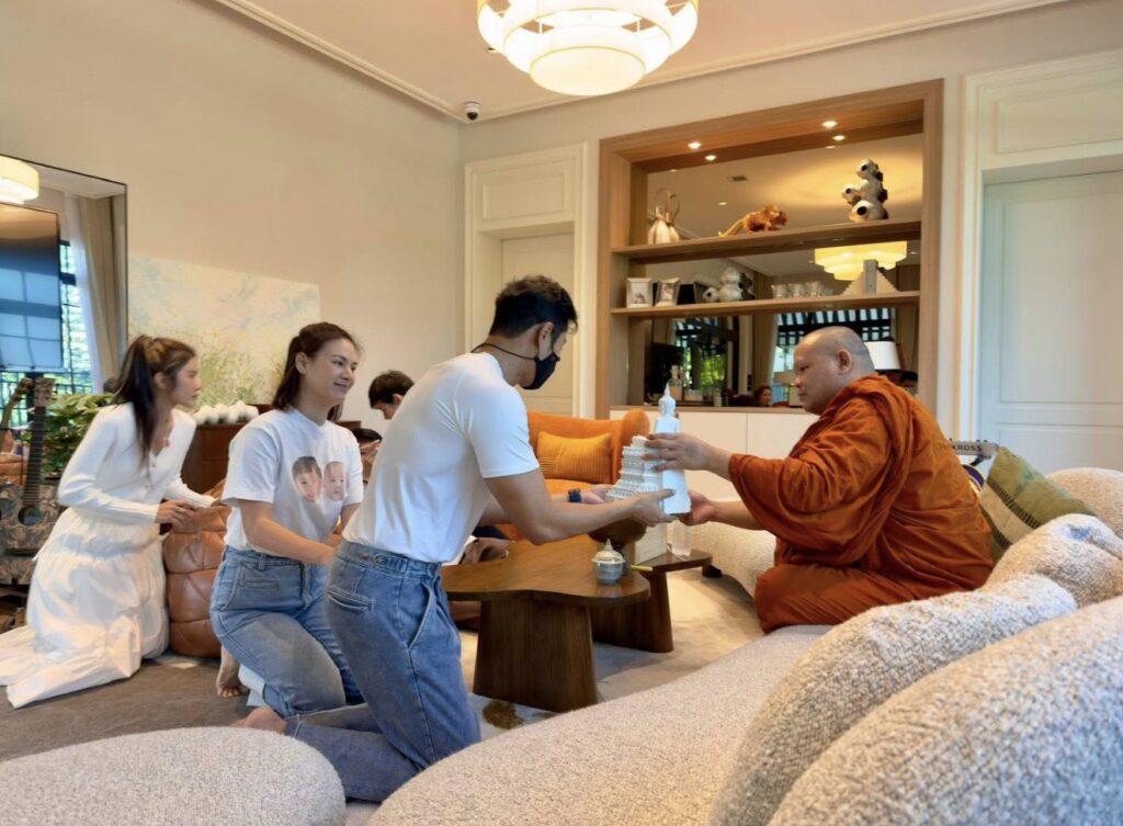 พระอาจารย์เฉลิมฤทธิ์ คุเณสโก (หลวงพี่เอ้) รับกิจนิมนต์เจิมบ้าน ประพรมน้ำมนต์ และประกอบพิธีเพื่อความเป็นสิริมงคล