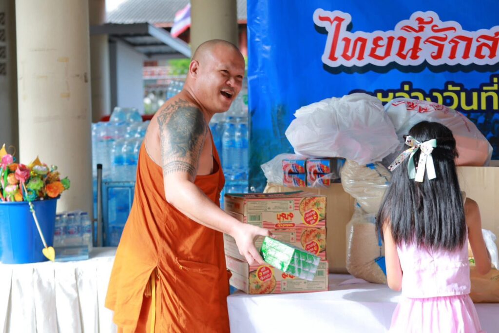 พระอาจารย์เอ้ วัดดอนทอง ชลบุรี นำคณะศิษยานุศิษย์ลำเลียงสิ่งของจำเป็น มอบแก่ทหารตามแนวชายแดน